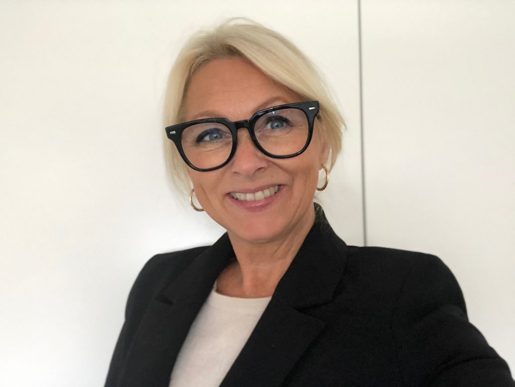 Portrett av Siri Nodland, generalsekretær i Norges Innsamlingsråd. Hun har på seg hvit genser med sort blazer over.