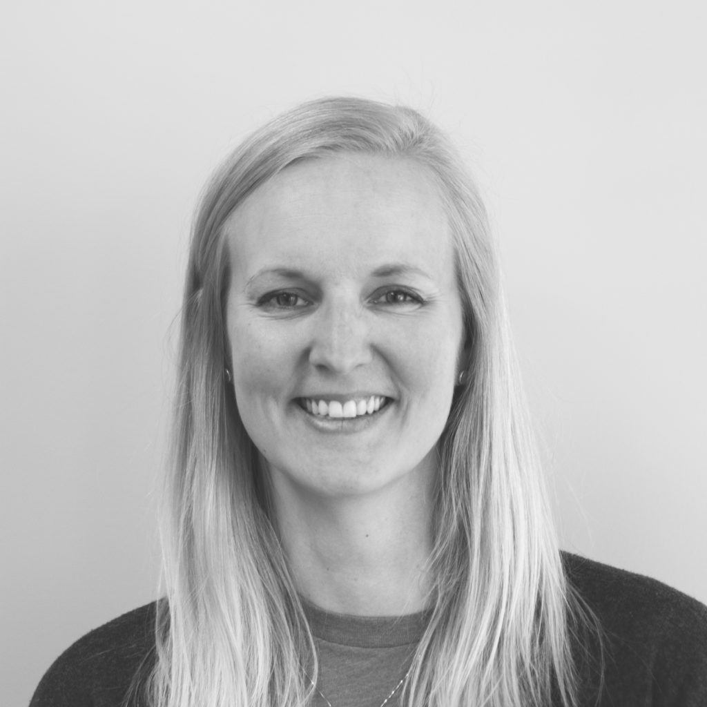 Portrettbilde av Vibeke Saarem, partner- og fundraisingansvarlig i Ingeniører Uten Grenser. Bildet er i sort/hvitt. Vibeke har på seg mørk genser. 