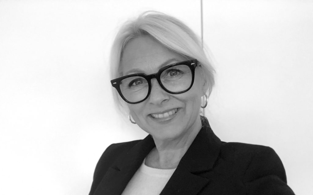 Portrettbilde av Siri Nodland, generalsekretær i Fundraising Norge. Hun har på seg hvit skjorte og sort blazer. 