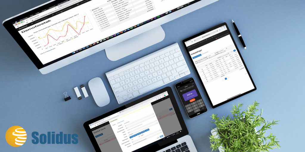 Bilde av en pc, tastatur, ipad og mobil. Bildet skal illustrere en arbeidsdag til en ansatt på kontor. 
