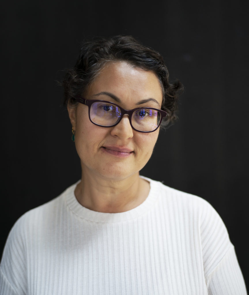 Portrettbilde av Frøydis Johannessen, politisk rådgiver i Fundraising Norge. Hun har på seg hvit overdel og står mor en sort bakgrunn. 