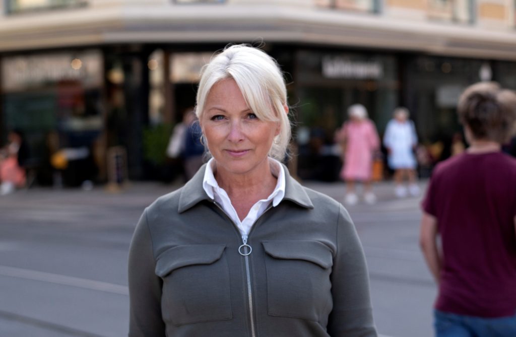 Siri Nodland, generalsekretær i Fundraising Norge. Hun står ute i bybildet i Oslo. 