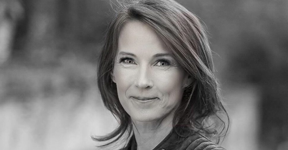 Portrettbilde av Tove Mette Dramstad, daglig leder i Strex. Bildet er tatt ute og er i sort/hvitt. 
