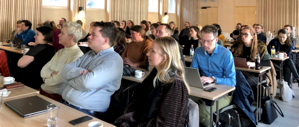 Oversiktsbilde av mange deltakere på Innsiktskonferansen på Sentralen. 