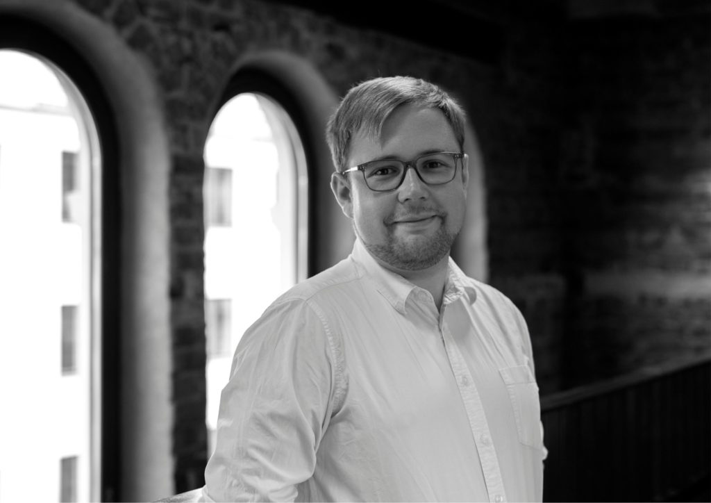 Lars Dahlgren, politisk rådgiver i Fundraising Norge. Han har på seg hvit skjorte og står mot et vindu.