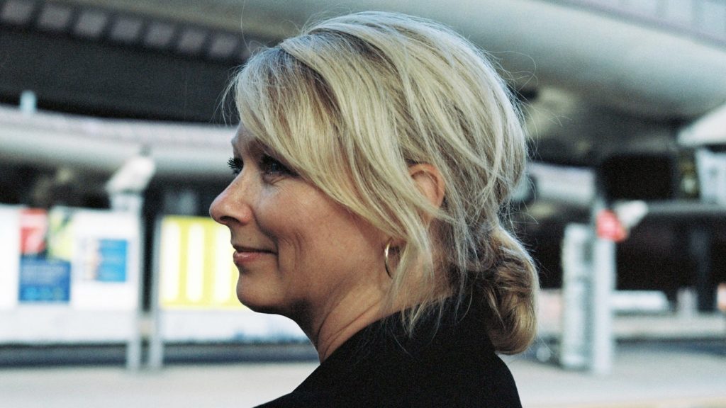 Siri Nodland står og skuer bortover 