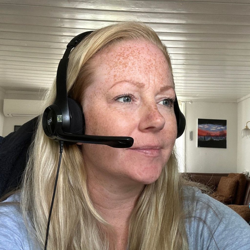 Bilde av en kvinnelig ansatt som snakker i et headset med en giver til en organsiasjon.