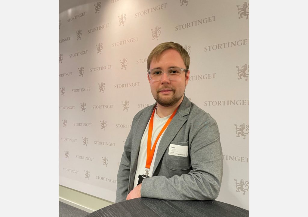 Politisk rådgiver i Fundraising Norge, Lars Dahlgren. Han har på seg hvit skjorte og grå jakke. Her inne på Storinget. 