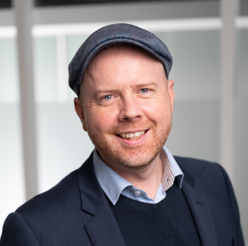 Marius Hammer, fagsjef i Knif Fundraising. Han har på seg blå jakke og gjender. 