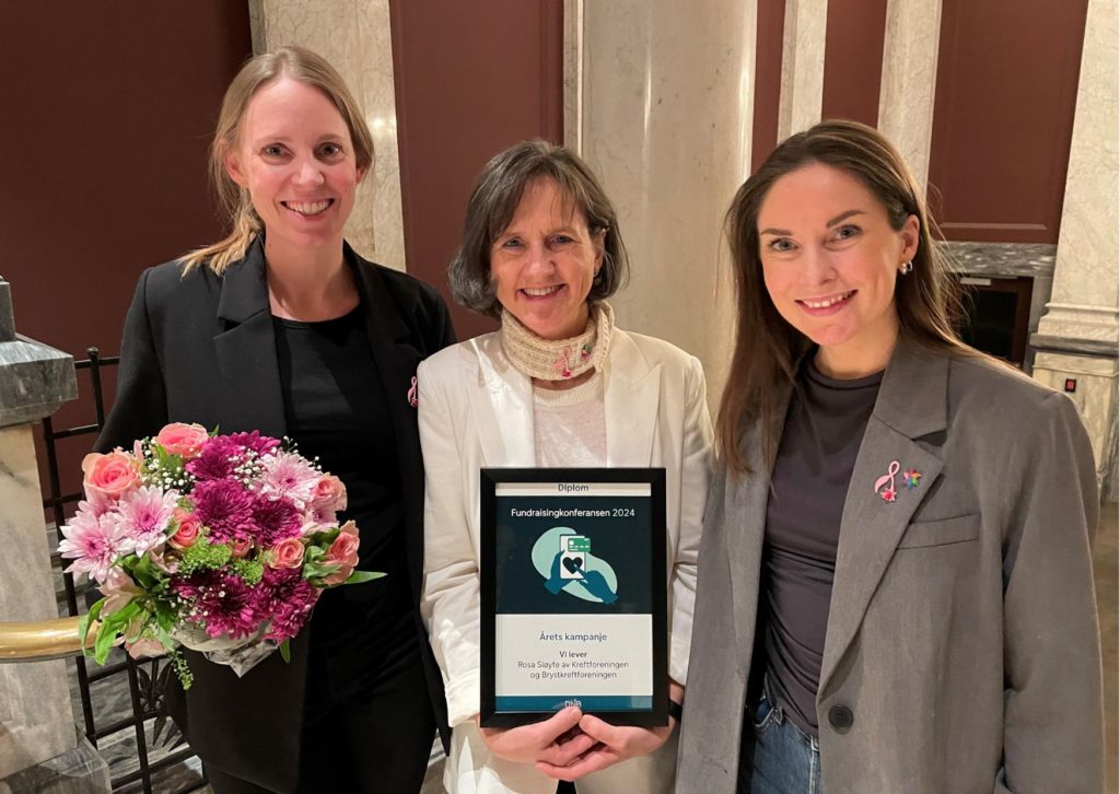 Kathrine Barli, Marit Sophie Egge og Ingunn Eidsvåg i Kreftforeningen tok imot prisen for Årets kampanje 2024.