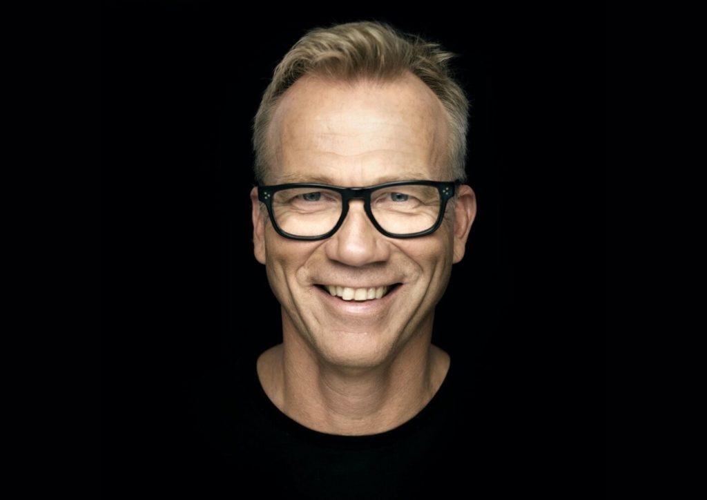 Portrett av foredragsholder Petter Gulli. Han har på seg sort overdel og står foran en sort bakgrunn. 