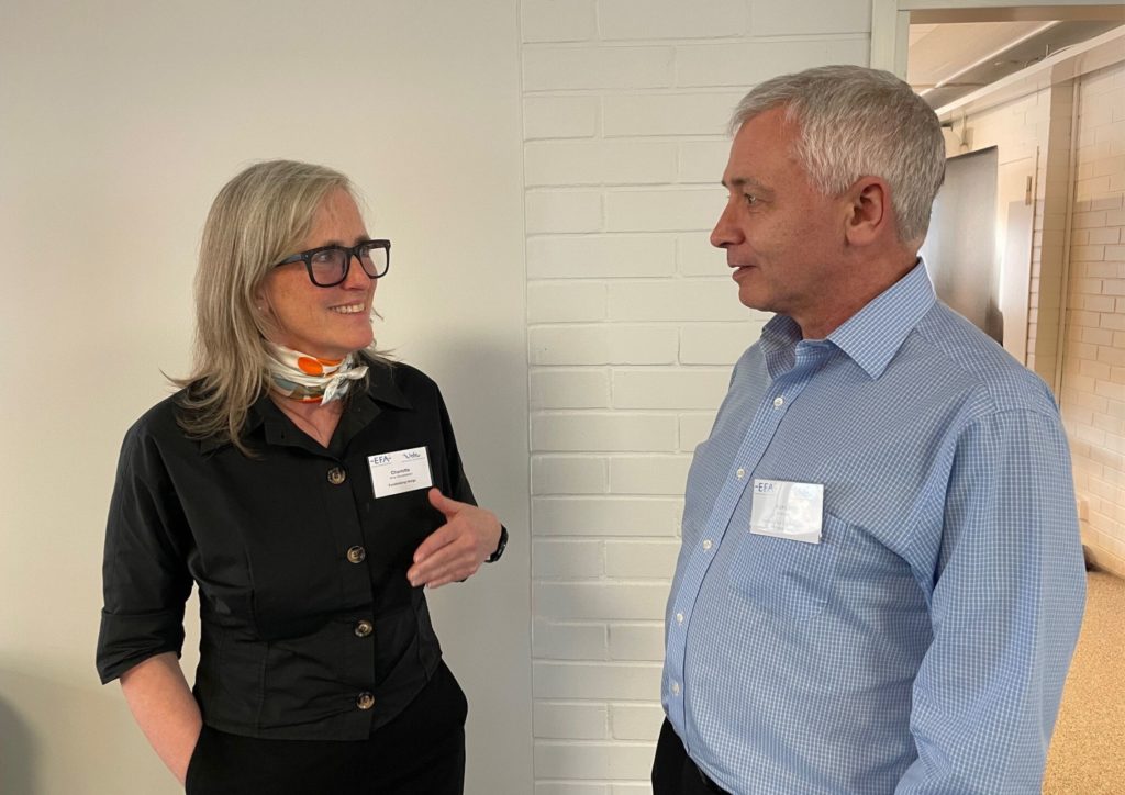 Charlotte Arnø Storebakken, leder av institutt for fundraising, og Adrian Sargeant, professor i fundraising, diskuterer kurs i sertifisert fundraiser.