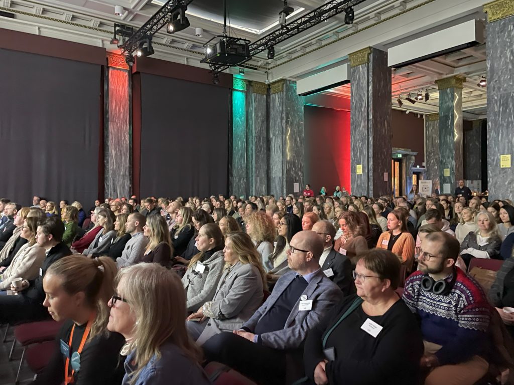 Bilde tatt under Fundraisingkonferansen 2024 med alle deltakerne i salen.