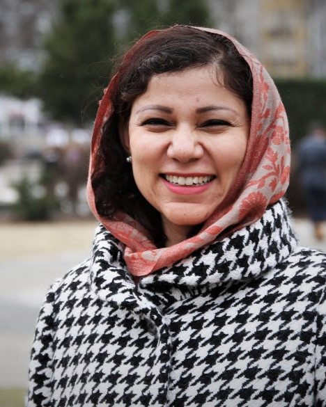 Zainab Hussain Siddiqui, bærekraftsansvarlig i Telenor Group. Hun har på seg sort og hvit jakke og står ute i bybildet. 